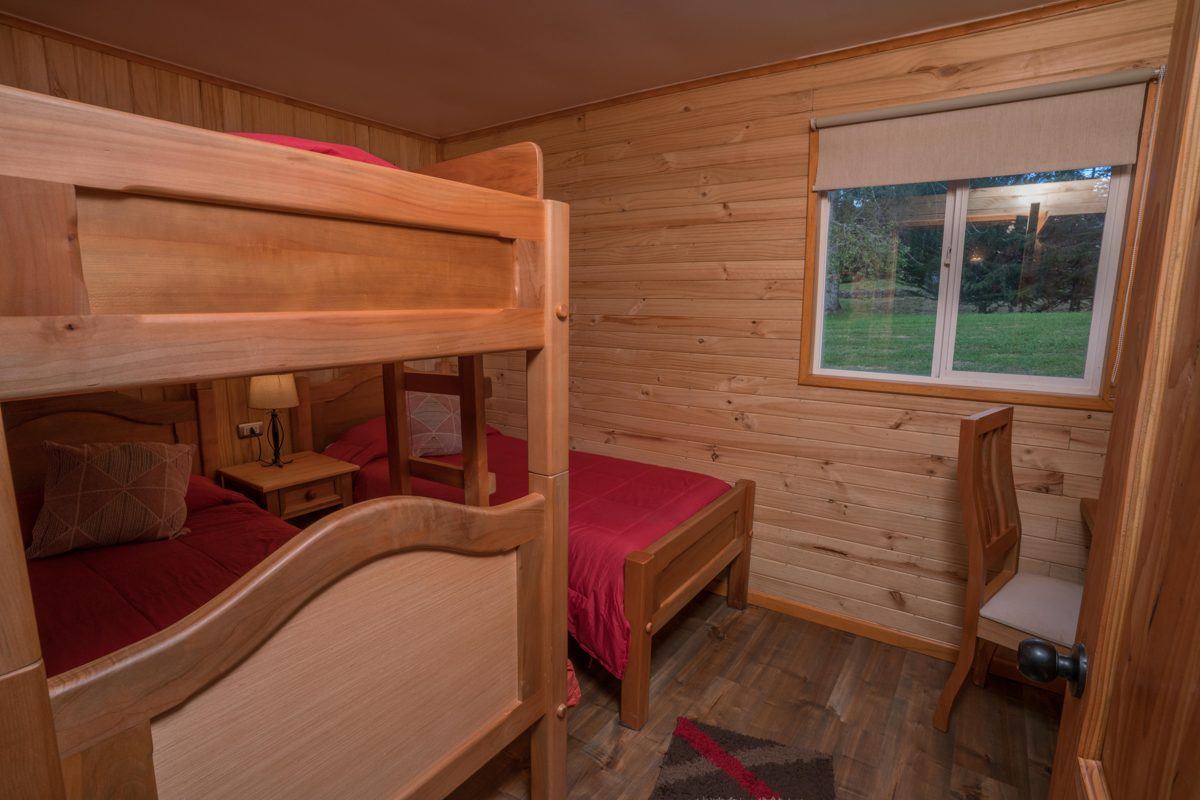 Segundo dormitorio con camarote de madera y cama individual
