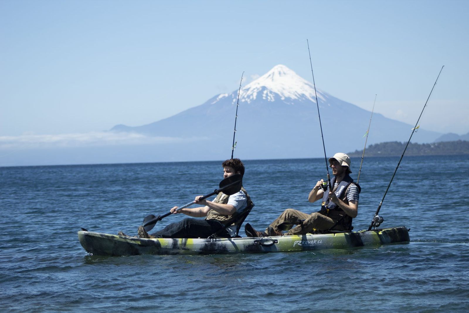 Dos pescadores en un kayak doble en el Lago Llanquihue, con el volcán Osorno nevado al fondo