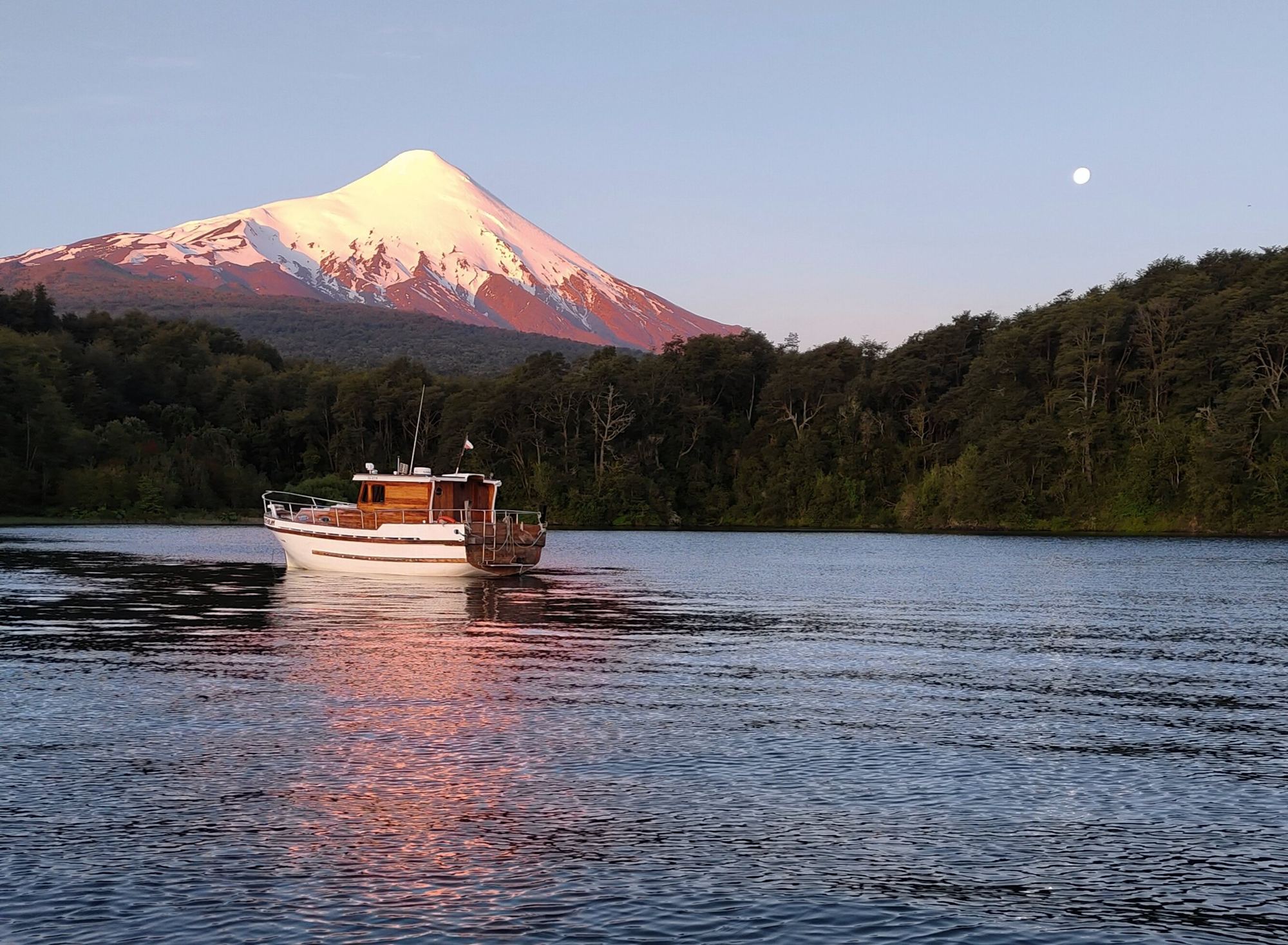 Yate Lithium en el sector Ensenada del Lago Llanquihue al atardecer, con el volcán Osorno iluminado y la luna llena